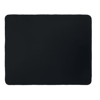 Visa superior de manta negra polar doblada