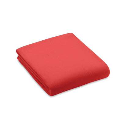 Manta polar roja doblada