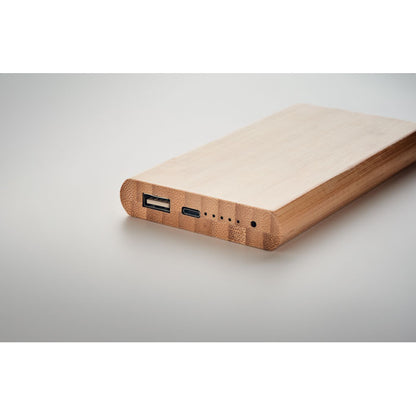 Detalle de conexiones de power bank de bambú