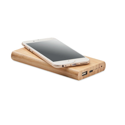 Móvil sobre Power bank con carcasa de bambú