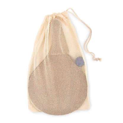 Juego de palas de playa de madera con pelota azul en funda de malla