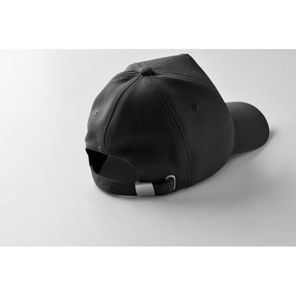 Vista trasera de gorra de beisbol negra con hebilla y fondo gris