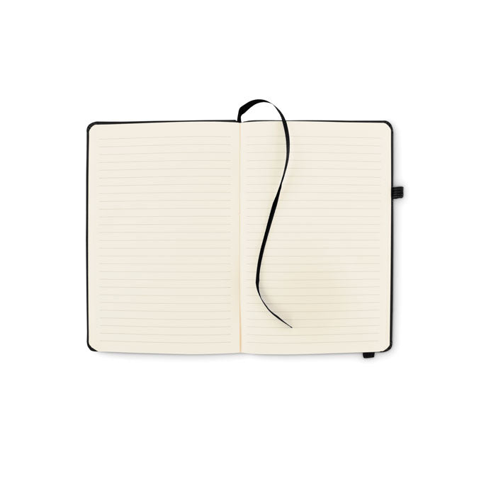 Interior de un cuaderno abierto con hojas rayadas y cinta marcador, ideal para notas. ARPU - Libreta rayado PU reciclado A5.