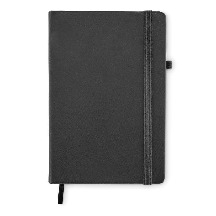 Vista frontal de libreta negra con acabado en PU reciclado y banda elástica, ideal para escritura y organización.