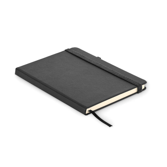 Vista lateral de una libreta rayada negra con tapas de PU reciclado y cierre de banda elástica, ideal para notas.