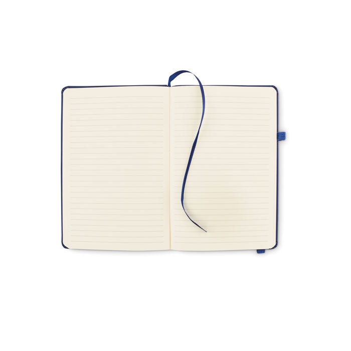 Interior de libreta rayada reciclada A5 con páginas en blanco, cinta marcadora y pasta azul, ideal para notas y escritura.
