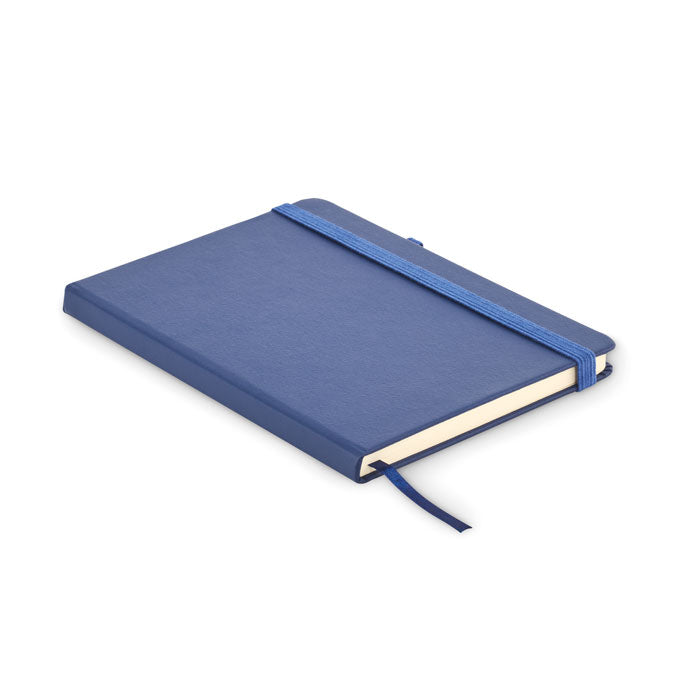 Vista lateral de una libreta azul encuadernada, con cierre de banda elástica y portabolígrafos, papel reciclado en su interior.
