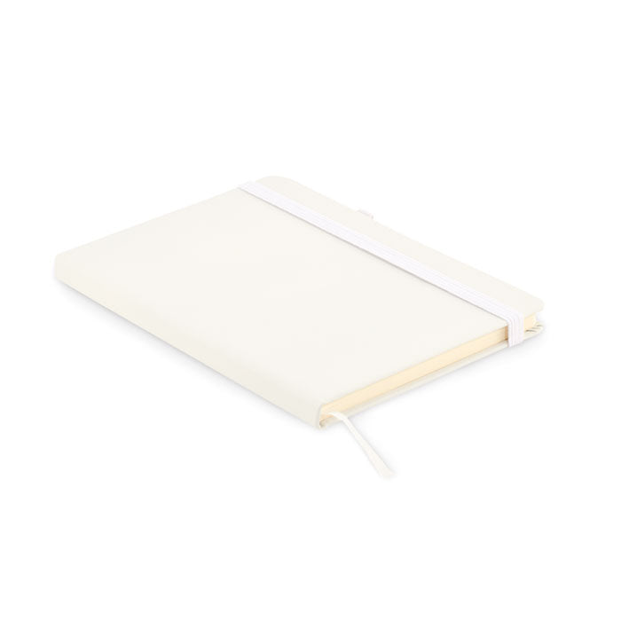 Diseño elegante de una libreta blanca con cierre elástico y detalles de papel reciclado, ideal para escribir notas. Producto ARPU - Libreta rayado PU reciclado A5.