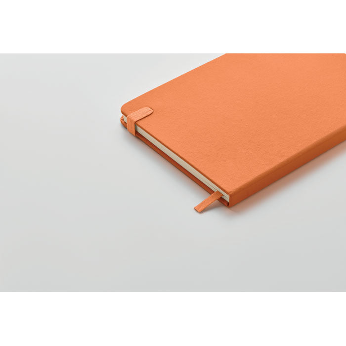 Vista lateral de una libreta A5 con cubierta de tono naranja y cierre de banda elástica, destacando su acabado de PU reciclado.