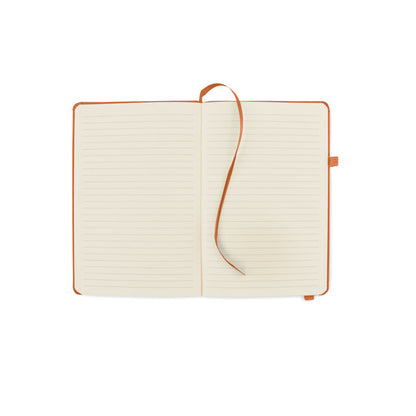 Hojas de libreta naranja con marca paginas