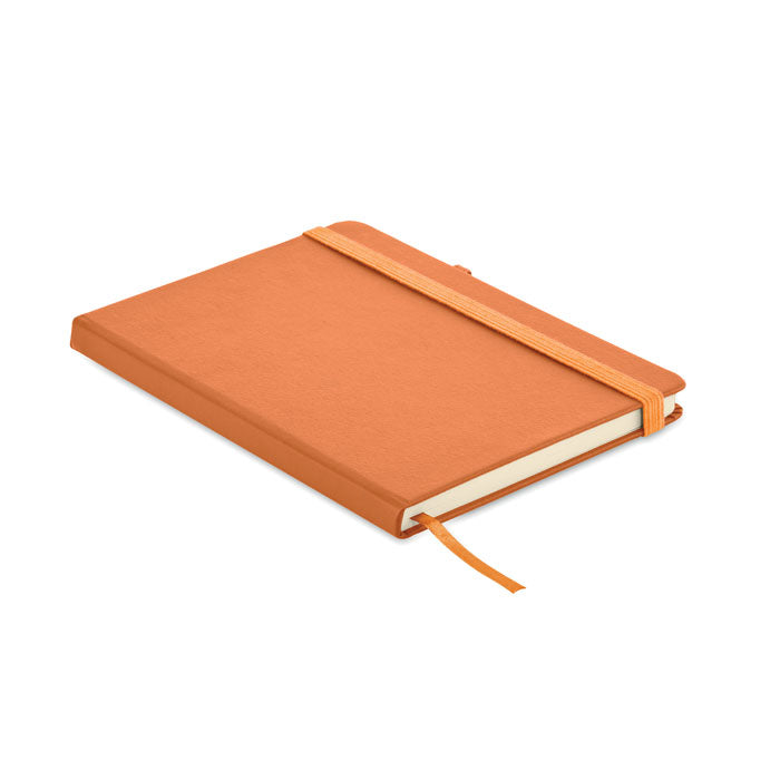 Vista lateral de una libreta rayada de color naranja con tapa de PU reciclado y cierre elástico, ideal para escribir notas.