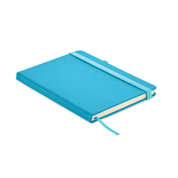 Libreta rayada en color turquesa con cierre elástico y marcador de cinta, material PU reciclado.
