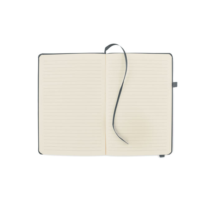 Interior de una libreta rayada PU reciclado A5 con páginas limpias y cinta marcadora, listas para escribir.