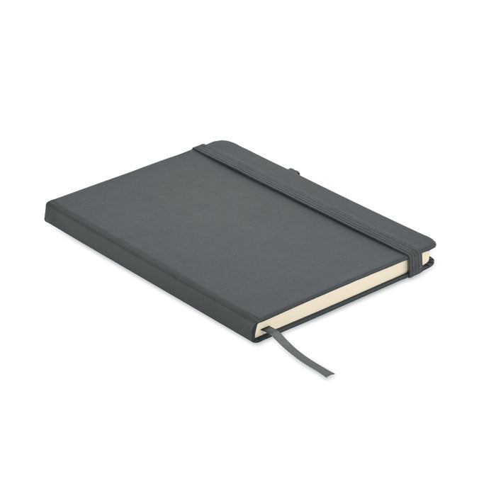 Libreta rayada PU reciclado A5 en gris piedra con cierre elástico y cinta marca páginas, vista lateral.