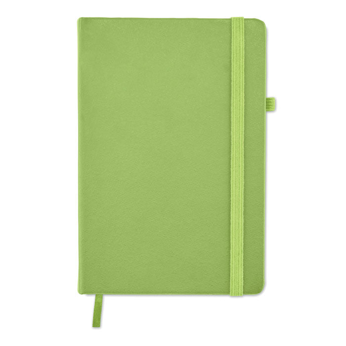 Vista frontal de una libreta reciclada A5 en color verde, con cierre de banda elástica y acabado mate.