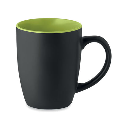 Taza de cerámica negra mate en el exterior y verde lima brillante en en interior