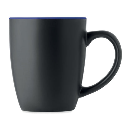 Taza de cerámica negra mate en el exterior y azul brillante en en interior