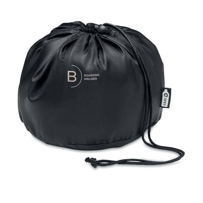 Bolsa de poliéster negra con cordón ajustable, ideal para el almacenamiento de la almohada de viaje en RPET 210D.