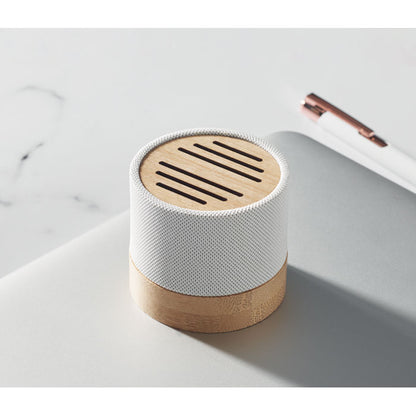 Vista superior de altavoz ecológico de bambú sobre mesa gris