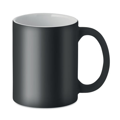 Taza negra mate de cerámica con interior de color blanco