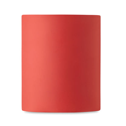 Primer plano de taza de cerámica mate color rojo