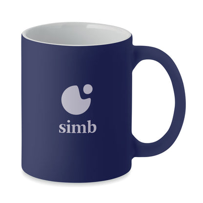 Taza azul de cerámica marcada con logotipo 