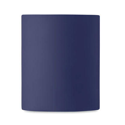 Vista frontal de taza de ceramica azul