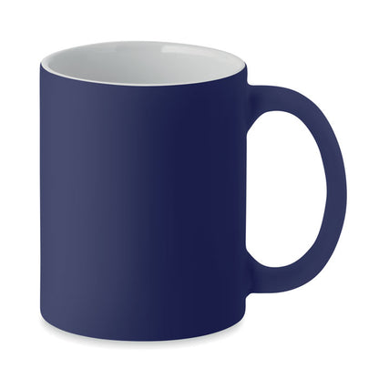 Taza de cerámica azul mate con interior de color blanco