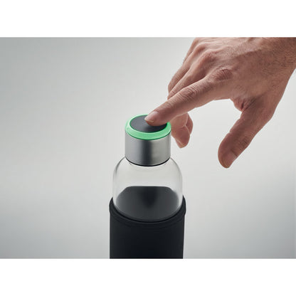 Dedo activando sensor de hidratación de tapón de botella