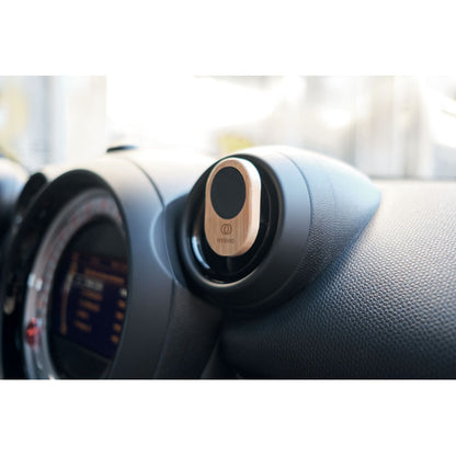 Soporte para móvil de madera puesto en rejilla de coche