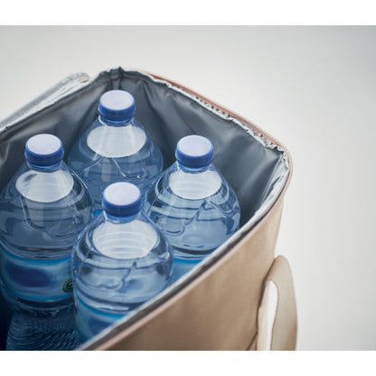 4 botellas grandes de agua dentro de nevera de playa