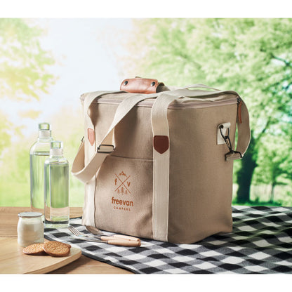 Nevera grande personalizada con logotipo sobre mesa de picnic