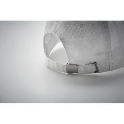 Detalle de gorra blanca con cierre con hebilla metálica 