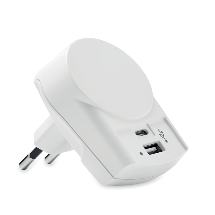 Cargador europeo con un puerto USB A y un puerto USB C. Color blanco