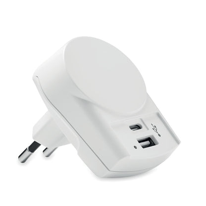 Cargador europeo con un puerto USB A y un puerto USB C. Color blanco