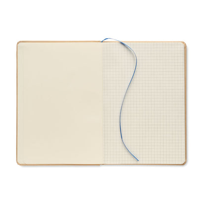 Hojas de libreta de cartón reciclado con marcapáginas azul