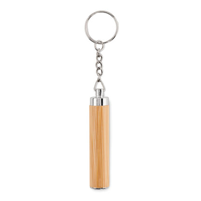 Vista frontal de linterna pequeña de madera con llavero