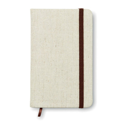 Libreta A6 con cubiertas de tela canvas color beige y cierre de goma y marcapáginas en color marrón