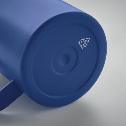 Vista inferior de taza de acero azul con símbolos de reciclado