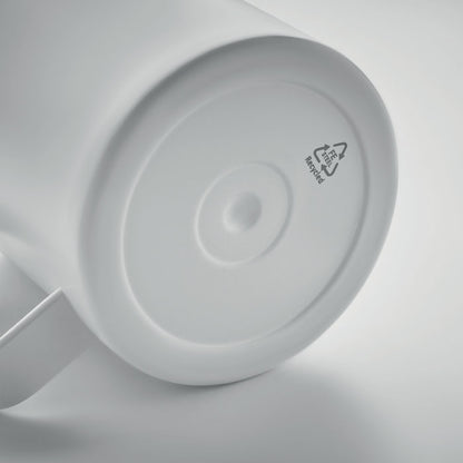 Vista inferior de taza de acero azul con símbolos de reciclado
