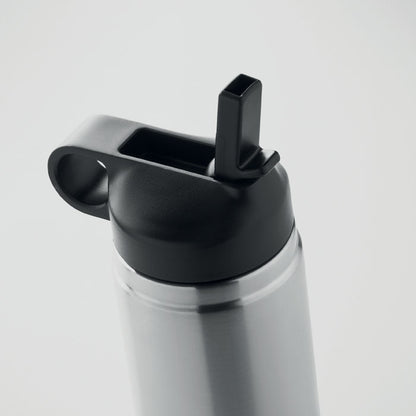 detalle de pajita de botella plateada