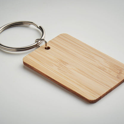 Detalle de llavero de madera sobre fondo gris