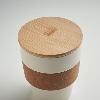 Detalle de tapadera de madera de vaso de viaje beige