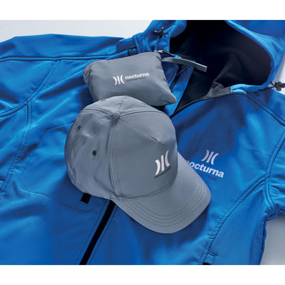 Gorra reflectante gris y cazadora azul personalizados con logotipo