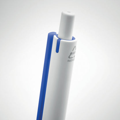 Detalle de pulsador de bolígrafo, clip azul y sello de plástico ABS reciclado