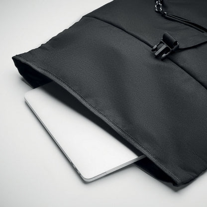 Ordenador portátil dentro de mochila negra abierta  con cierre roll top con mosquetón