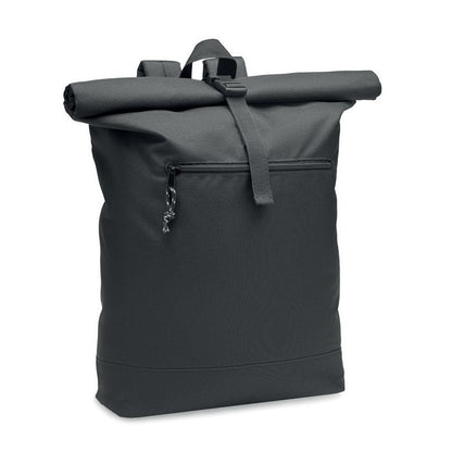 Mochila negra con cierre roll top en poliéster con bolsillo frontal con cremallera. 