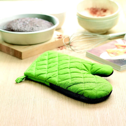 Guante de cocina sobre mesa de cocina