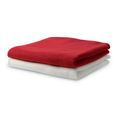 Manta polar roja plegada sobre manta polar blanca