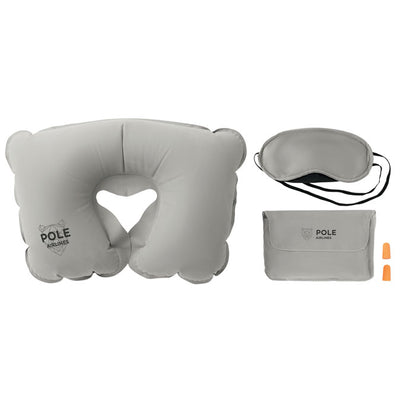 Almohada inflable gris junto a antifaz y tapones naranjas